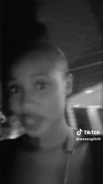 Vidéos de Waaaxgiiirlll 😉 (@waaaxgiiirlll) avec son original - Waaaxgiiirlll 😉