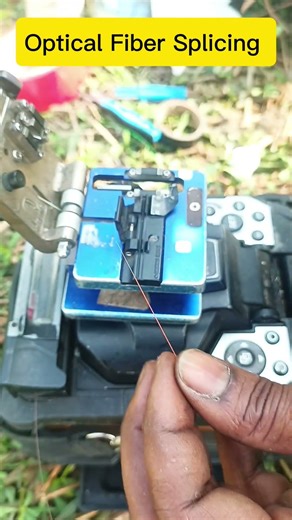 Optical Fiber splicing — fast & perfect connection! #opticalfiber #fibersplicing #techshorts
