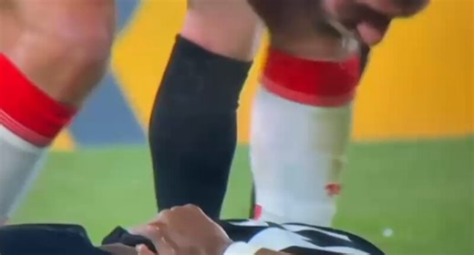 @infotbal @kudelathegoat Skoda ze to vtahnul dovnitr. Proc to VAR nevidel???