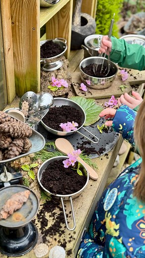 Our mud kitchen is the perfect way to encourage creativity, curiosity, and messy fun! 🍃 Outdoor play encourages children to explore textures, develop fine motor skills, and engage in imaginative role-play. Whether they’re mixing up a muddy potion or creating a nature-inspired recipe, every moment is a learning opportunity! A big thank you to @hope_earlyyears for the #gifted pots and pans—they’re perfect for little hands!🍃🩷 What’s your little one’s favourite mud kitchen recipe? Let me know in 