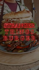 Der original Stranger Things Burger – mit einer hellen und einer dunklen Seite. Upside Down im Burger-Format! Für welche Seite würdest Du dich entscheiden? Das braucht Ihr ↓ - ca. 300 g Rinder-Hack - Johnny’s Black & White Spice - 1 Ei - Chili-Cheddar oder roter Pesto-Käse zum Überbacken - ca. 300 g Puten-Hack - Johnny’s India Rub - 1 Ei - Mozzarella zum Überbacken für den Pulpo: - ca. 2 kg Pulpo-Tentakel - Wasser zum Blanchieren zum Köcheln: - 1 Flasche Weißwein - 4 Lorbeerblätter - 1 Handvoll 
