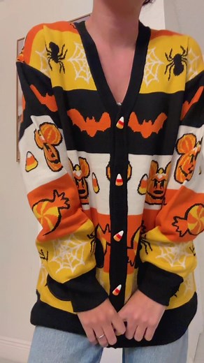 Tenia que lograrlo en 11 segundos por la musica jajaja Cardigan Mickey Halloween 🎃👻 Es una edicion que se agota siempfe en usa $89.990 XS a XXL 🇺🇸 #mickeyhalloween #cardiganmickey #spookyseason