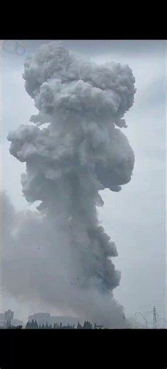 6月3日，苏州甪直一化工厂发生爆炸，爆炸上空出现巨大蘑菇云，附近商户玻璃门也被震碎。