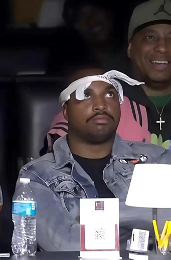 Marlon Wayans Roasts Tupac-Lookalike Fan at Comedy Show | WATCH Hilarious crowd work moment explodes online as Wayans targets front-row Pac impersonator Marlon Wayans Spots Tupac Double in Front Row—And Goes In *Comedian/actor Marlon Wayans kicked off 2026 with a viral bang after hilariously roasting a fan dressed head-to-toe like Tupac Shakur during a recent stand-up show. The audience member rocked a full ’90s Pac look—bandana, nose ring, intense stare and all—and Wayans didn’t miss the opport