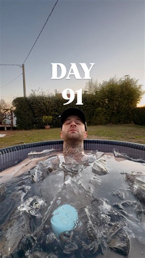Massimiliano Fabris on Instagram: "DAY 91 ❄️ Il calore interno (Termoregolazione) Anche se l’acqua era gelida, il tuo corpo ha lavorato duramente per mantenere la temperatura interna intorno ai 37°C. Quando esci, la tua pelle è bagnata e molto più calda rispetto all’aria fredda circostante. Il tuo sangue scorre verso la superficie per riscaldare i tessuti che si erano raffreddati, rendendo la pelle una vera e propria “stufa”. #icebath #coldplunge #bagnighiacciati #termoregolazione #evaporo"