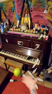 @trippy_flows juggles to the beat of his own tune and no one comes close! #Juggling #Knife #Apple #Practice #Precision | People Are Awesome