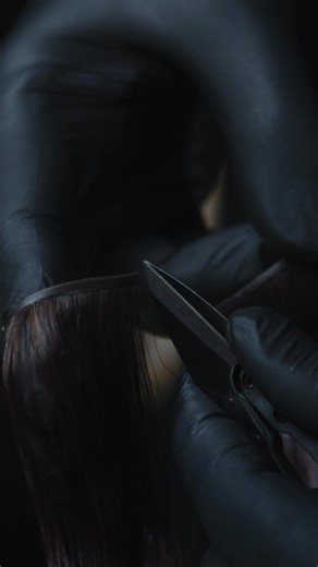 🚨 NEU IM HAIRDREAMS-SORTIMENT: die 𝗗𝗿𝗲𝗮𝗺𝘀𝗪𝗲𝗳𝘁𝘀 𝗭𝗘𝗥𝗢 ❤️ ✅ Extrem flache und zarte Tressen ganz ohne Rückhaare – kaum spürbar, für ein völlig neues Haargefühl! ✅ Ideal bei feinem Haar und sensibler Kopfhaut ✅ Werden ohne Klebstoff oder Hitze befestigt ℹ️ Spannend für Friseur*innen: ➤ Befestigung mit winzigen Spezial-Microringen (nur 2 mm!) ➤ Für Ganzkopfanwendung und partielle Anwendung im Oberkopf- oder Konturenbereich ➤ Single Tresse in 80 cm Breite ➤ Haarlängen in 40 und 50 cm u