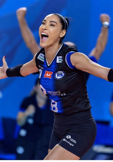 Ontem demos um passo importante… mas ainda não acabou. Sabemos que tem mais uma batalha pela frente, e é ela que decide tudo. Muito feliz por poder contribuir com a minha equipe nessa vitória! Voltar a atuar como atacante foi especial demais… reacendeu algo dentro de mim. Mas sigo com os pés no chão e a cabeça no lugar, porque o nosso objetivo é muito maior. Deus tem me honrado, me dado forças e colocado pessoas incríveis ao meu lado. E a nossa torcida… foi simplesmente o nosso 15º jogador em qu