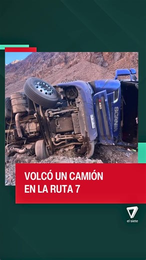 ⭕ VOLCÓ UN CAMIÓN EN LA RUTA 7 - Una mujer de 35 años resultó herida este jueves por la mañana tras el vuelco de un camión en la zona conocida como “Curva del Tiempo”, pasando Punta de Vacas, en alta montaña. - La conductora, oriunda de San Martín, viajaba desde Chile hacia Mendoza en un camión Volvo de la empresa chilena Grutrans que transportaba bananas. - Por causas que se investigan, perdió el control del rodado y el vehículo terminó volcado sobre la banquina, quedando la conductora atrapada