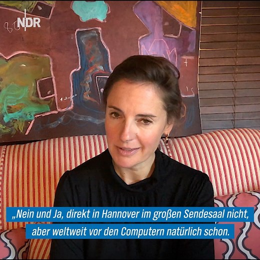 Der satirische Monatsrückblick der NDR Info Intensiv-Station kommt zurück auf die Bühne: Am Sonntag, 1. November, wird die Show ab 19 Uhr live auf NDR.de übertragen! https://www.ndr.de/intensivstationlive232.html | NDR Info