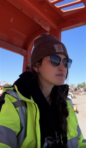 First time loading equipment and it was pretty fun! #flatbedlife #drivershelpingdrivers #truckergirl #ritchiebros #truckerlife