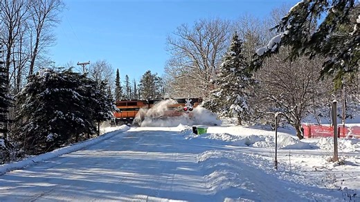 Escanaba & Lake Superior Railroad ELS 400 heads north towards Michigan where heavy snow fell days before.. They quickly ran into some issues while crossing frozen railroad crossings.. It took a few runs at them to safely go over without derailing! | Escanaba & Lake Superior Railroad w/ Jason Asselin