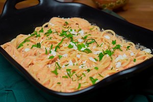 57K views · 575 reactions | Este spaghetti rojo extra cremoso está listo para disfrutarse inmediatamente. Sírvelo con un poco de queso fresco rallado encima y un par de hojas de perejil o albahaca fresca para decorar. #EstoEsDelicioso | Delicioso | Facebook