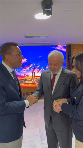 Após a assinatura do decreto que reconhece o gospel como patrimônio cultural do Brasil, recebi uma oração do deputado @otonidepaulaoficial 🙏 A fé, o respeito e o amor não têm partido político. Quando cuidar do povo é o propósito dos governantes, Deus abençoa e capacita. Reconhecer a cultura é um ato democrático. Valorizar a fé é um gesto de amor ❤️✨ 🎥 @ricardostuckert | Lula