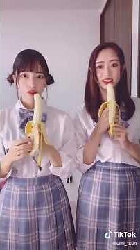 バナナを剥いて食べてるだけの動画 tiktok