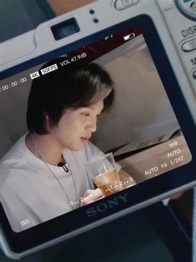 Zean dari lensa kamera Saka📸 Ingat kalau Saka punya hobby videografi? Ternyata dia diem-diem suka ngepaparaziin adeknya, tapi Zean suka ngga sadar. Kalau tau dia difotoin pasti pose ganteng dulu😂 Wattpad Tatkala Senja Memanggil pulang by Meive #wattpad #nct127 #nctdream #haechan #tatkalasenjamemanggilpulang #alternativeuniverse #AU #brothership #family