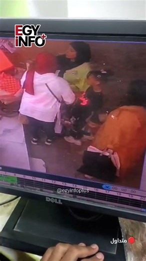 Security camera captures moments of women stealing bags from a shop