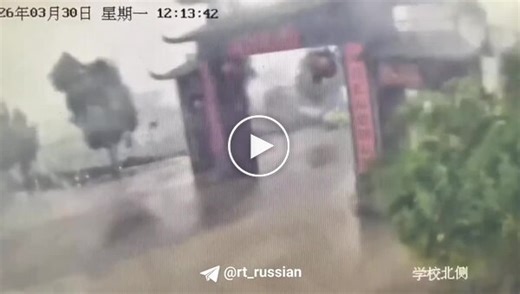 A Chinese moped rider miraculously escaped when a historic gate collapsed onto the road » Nevsedoma