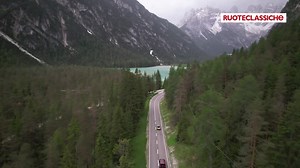 Concludiamo in bellezza il tour Granturismo 2021 con una tappa in onore delle regine delle Dolomiti: le Tre Cime di Lavaredo, al centro di un triangolo “magico” che riunisce località incantevoli come Cortina d’Ampezzo, San Candido e Auronzo di Cadore. La nostra compagna di viaggio in quest’ultima avventura è una youngtimer sempre sulla cresta dell'onda, la Jeep Wrangler YJ del 1992. | Ruoteclassiche