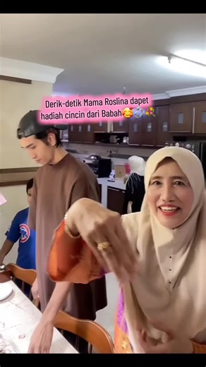 Happy Birthday Mama Roslina 🎂🎉 semoga panjang umur,menjadi insan yg disayang Alloh & lebih sayang Alloh, Sihat Zahir & Batin,dikabulkan semua harapan, dijauhkan dari segala keburukan, murah rejeki , Sukses Dunia & Akhirat🙏🤲 @mama_aisarr @aisarkhaledd @aisarsultanmalaysia @auskhalid_ @anskhalid @ayahaisarkhaledd #masyaallohtabarokalloh #suksesduniaakhirat #murahrejeki #aisarkhaledd #fyp