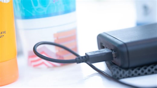 Powerbank explodiert: Mann gerät in Airport-Lounge in Brand