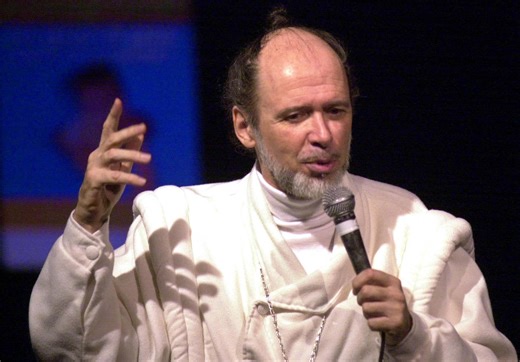 Le gourou Raël attaque l'une de ses anciennes « favorites » en diffamation, le procès se retourne contre lui