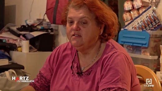 Für Carmen geht ein langersehnter Wunsch in Erfüllung. 🤩 Ihre Kinder und Ehemann Dieter haben zusammengelegt, damit sie sich tätowieren lassen kann. ✒️ Wie kommt die Überraschung bei der Familienmutter an und für welches Motiv wird Carmen sich entscheiden? 🤔 "Hartz und herzlich - Tag für Tag Benz-Baracken", immer montags bis freitags um 18:05 Uhr bei RTLZWEI und auf RTL . #rtlzwei #hartzundherzlich #mannheim #hartz #herzlich #buergergeld #überraschung #524 | RTLZWEI