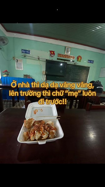Ở nhà nói 'dạ dạ vâng vâng' — lên trường thì gọi 'mẹ' trước?