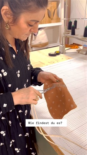 Farbenprinz on Instagram: "Teil 2 meiner Muselintücher-Herstellung Ich liebe diese wunderschönen Muselintücher einfach! Perfekt für Babys und Kleinkinder (0 bis ca. 2 Jahre), aber auch für Erwachsene ein tolles Accessoire. Diese Tücher sind nicht nur super praktisch, sondern auch ein echter Hingucker. Besonders beliebt: Ihr lasst sie euch bei mir im Laden besticken, und so wird jedes Muselintuch zu einem echten Unikat – persönlich und mit Liebe gemacht. Ein tolles Geschenk für besondere Menschen