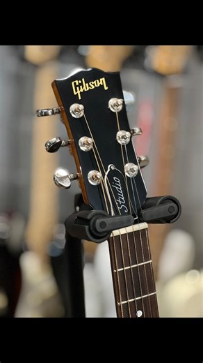 Gibson J‑45 Studio Walnut — l’ingresso perfetto nel mondo Gibson: corpo round‑shoulder più sottile, top in abete e fondo/fasce in noce per una risonanza sorprendente, reattiva nel fingerstyle e piena nello strumming. Provala oggi da Music Works Legnano o acquistala online: qualità Gibson, prezzo accessibile, ispirazione immediata. Gibson J‑45 Studio Walnut — the ideal entry into Gibson acoustics: slimmer round‑shoulder body, spruce top and walnut back/sides for a lively, resonant voice that shin
