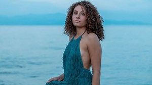 10 Tips on How to Wear a Dress Without a Bra