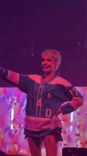 Sing along #hasley #concert