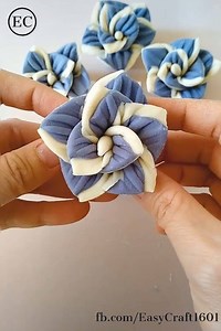 Aww..Cute cakes. This is amazing ideas for making mini cakes. | Easy Craft