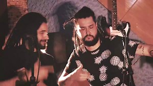 252K views · 8.5K reactions | Fala galera!! Tem lançamento na área! Bloco do Caos e Maneva juntos cantando uma versão acústica da música "Algum Lugar". Assista completo: https://youtu.be/b5_isJxV9as Segundo episódio do #blococonvida Live gravada no Estúdio Casa Velha em São Paulo. Bora compartilhaaar! #blocodocaos #maneva #algumlugar #reggaebrazuca | Maneva | Facebook