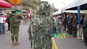 436K views · 14K reactions | Así fue el saludo protocolario del Ejército del Ecuador al Ejército del Perú, en el Puente Internacional al conmemorar la república peruana 202 años de independencia. | Macará TV | Facebook