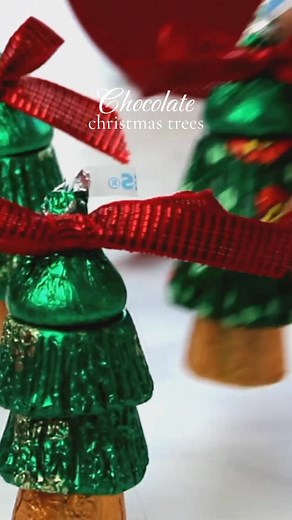Make little peanut butter cup Christmas trees for gifts! Details: https://www.craftymorning.com/reeses-christmas-trees/ | Crafty Morning