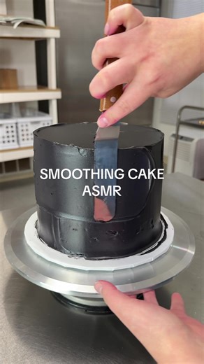 decided we need more satisfying content #fyp #cakedecorating #buttercream