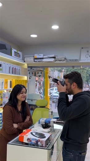 biwi ki kich kich se ajtak koi ni bach saka🤣. #funnyreels #comedy #husbandwife