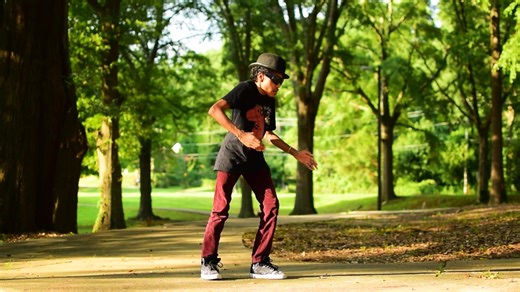 超励志的舞者Bryan Gaynor（Aka. Chibi）顶级控制Robot Freestyle