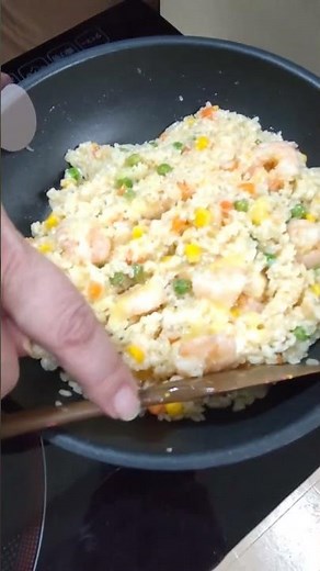 フライパンで「エビピラフ」簡単にできます。 #気楽にクック #簡単レシピ #吃音 #エビピラフ #フライパン1つ