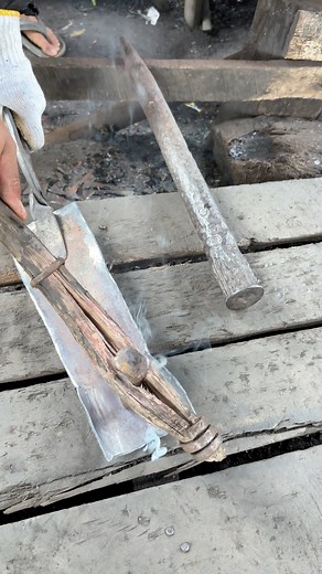 21K views · 2.8K reactions | Impressive skill and creativity from the blacksmith in shaping this garden tool  #blacksmith #SkillMaster #craftsmanship #metalworking #blacksmithword #handcrafted #mastercraft #industrialart #globalreels | Rizaldi | Facebook