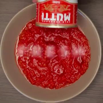 Our Mutti Polpa is unique! Not only is it finely chopped for a rich texture but we harvest and turn our tomatoes into Polpa in the space of just a few hours so we truly preserve the taste of just picked tomatoes! This means our Polpa has a distinctly fresh flavour and retains its bright red colour! Simply delicious, it's suitable for short and long cooking times so you can enjoy its special flavour in a whole range of dishes! 🍅 | Mutti Pomodoro
