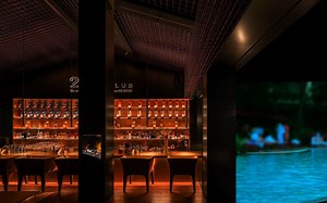 【白噪音】🍸豪华海滩度假村的夜场酒吧 壁炉噼啪 泳池水声 爵士乐 室内氛围音 环境音