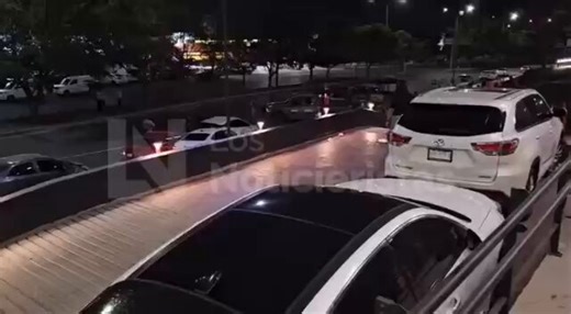 CULIACÁN: DOBLE INCURSIÓN ARMADA EN PLAZA CUATRO RÍOS DEJA 3 FALLECIDOS 🔴Durante la madrugada de este domingo, se registraron dos eventos críticos en el complejo comercial sobre el Blvr. Enrique Sánchez Alonso. El saldo total es de tres civiles abatidos y una mujer lesionada.01:30 h | Primer Contacto: Ataque directo en el exterior. Se localizó a una víctima sin vida a bordo de un VW Virtus y una femenina herida.03:30 h | Segunda Incursión: Pese al despliegue oficial, se registró un nuevo evento