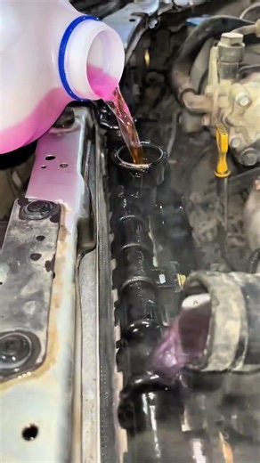“90% People Fill Radiators WRONG! This Is Why #carcare #radiator #coolant #mechanic #cartips #shorts