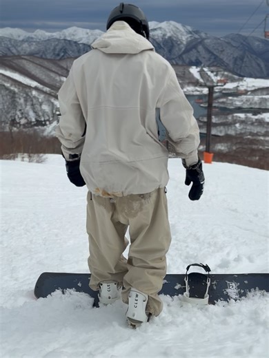 Jasper x Local Rider ㅣ滑雪教練 on Instagram: "近期使用CLEW1.0 binding 超級無敵方便 下纜車直接滑走 無需坐下直接一秒穿好 比上一代更輕量化 滑行時腳踝反饋很直接 非常值得購買的固定器 大推👍 Board @yonex_snowboarding Binding @clew_snowboarding Jacket&pants @beyondmedals Goggle @100percentjp Mitt @taotech.jp 😍專屬折扣碼「 94429 」 快到現場挑選，有專業的人員為您服務。 📌台北｜高豐Gofun @gofun_gofun #gofunsports #台北滑雪裝備 #滑雪人的補給站 #這是ja4per你的localrider"