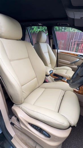 Aktivitas BMW X5 E53 hari ini 🔧🚙 Ganti karet kaca depan ✔️ Ganti karet kaca belakang ✔️ Upgrade footstep ✔️ Service power window ✔️ Service krey pintu ✔️ Service handle pintu ✔️ Retrim oem bmw leather seat ✔️ Pelan-pelan dibalikin makin proper, nyaman, dan siap dipakai harian 😎 #bmwe53 #x5e53 #bengkelbmw #restorasibmw #anakbengkel