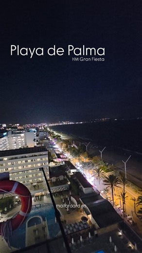 High above the shimmering coastline of Playa de Palma, perched like a crown overlooking Mallorca’s most iconic beach, the Sky Bar at HM Gran Fiesta Hotel offers a view that leaves you breathless. From here, the entire bay unfolds before your eyes, the soft curve of Playa de Palma, the twinkling skyline of Palma, the distant lights of Magaluf, and the silhouettes of yachts gently rocking in the harbors below. By night, this place transforms into something almost surreal. The beach glows brighter 