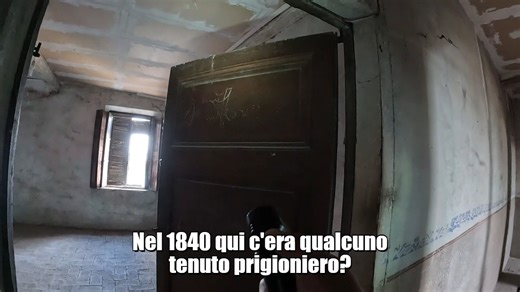 In questa vecchia casa colonica abbandonata ho trovato una stanza dove forse nel 1840 qualcuno è stato tenuto prigioniero. Almeno questo è quello che ho pensato vedendo la scritta. Non ho trovato informazioni facendo qualche ricerca, chissà quale storia è nascosta in questa stanza! #urbexitalia #Urbex | Albyphoto Urbex