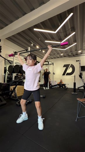 Sabi ng coach ko, @jerker_pep , “ Pag nag bigay ka ng cue, wag mo ng pa komplikahin, dapat kahit bata kayang intidihin. “ Today’s Snatch Session with Jonah was amazing. Simple basic cues combined with her coachability is something a coach can only wish for. Thank you for trusting me with Jonah’s weightlifting journey @yogicakes